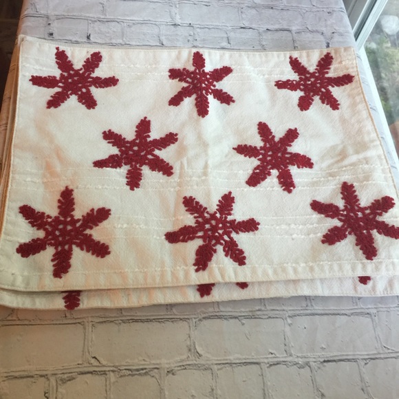 SNOWFLAKES EMBROIDERED ON CREAM FABRIC PLACEMATS 4 - Picture 1 of 9